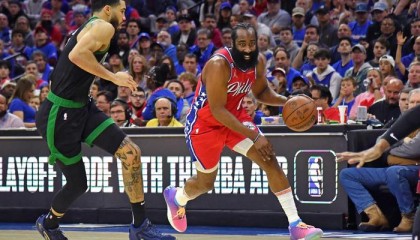  奥格斯堡防守反击奏效，抓住机会反超比分取胜